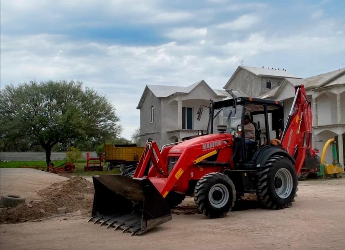 Retroexcavadora Manitou trabajando en obra residencial